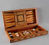 Backgammon. Siglo XX. Estilo Marroquí. Estuche-tablero de madera con aplicaciones de taraceado, con 30 fichas de resina.