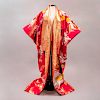 Vestido de novia. Japón, siglo XX. Elaborado en tela ensedada con bordados en hilo dorado, plateado y de algodón. Talla: Grande.