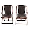 Par de sillas. Marca Don S. Shoemaker. Estados Unidos. Siglo XX. En talla de madera. Con respaldos y asientos de piel.
