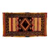 Tapete nómada. Medio Oriente, siglo XX. Anudado con fibras de lana de pelaje de camello y algodón. 112 x 62 cm