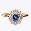 A SAPPHIRE AND DIAMOND 18CT YELLOW GOLD CLUSTER RING, the o