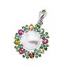 Pendiente con perla, turmalinas y esmeralda en plata .925. . 1 perla cultivada forma de botón color blanco de 10 mm. 24 turmal...