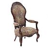 Sillón. Siglo XX. Estilo Victoriano. En talla de madera. Con respaldo cerrado y asiento en tapicería floral.