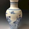 A CHINESE ANTIQUE BLUE AND WHITE PORCELAIN VASE
