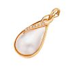 Pendiente con media perla en forma de gota y diamantes en oro amarillo de 14k. 7 diamantes corte 8 x 8. Peso: 4.6 g.