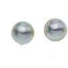 Par de aretes con perlas en oro amarillo de 10k. 2 perlas cultivadas color gris de 17 mm. Peso: 11.9 g.