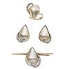 Prendedor, anillo y par de aretes con perlas y diamantes en oro amarillo de 14k. 3 medias perlas corte gota color crema. 18 diam...