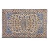 Tapete. Persia, siglo XX. Estilo Tabriz. Elaborado en fibras de lana y algodón. Decorado con medallón central. 386 x 256 cm