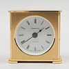 Reloj de buró. Alemania, siglo XX. De la marca Tiffany, caja de latón dorado y mecanismo de cuarzo. 8 x 8 x 4 cm.