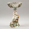 Centro. Alemania, siglo XIX. Elaborado en porcelana tipo SITZENDORF acabado brillante. Con mujer sosteniendo un ave.