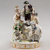 Figura con personajes recolectores. Alemania, siglo XIX. Elaborado en porcelana policromada acabado brillante. 23 cm de altura