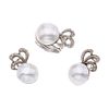 Anillo y par de aretes con 3 medias perlas y diamantes en plata paladio. 3 medias perlas cultivadas color gris de 15 mm. 24 diamantes.
