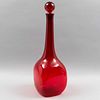 Licorera. Siglo XX. Gran formato. Elaborada en vidrio tipo Murano color rojo con tapa en motivo boleado. 68 cm de altura