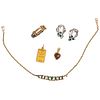 Esclava, anillo, par de aretes y dos pendientes con esmeraldas, granate y simulantes en oro amarillo de 10k - 14k y plata .925.