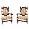 Par de sillones. Francia. Siglo XX. En talla de madera de roble. Con respaldos cerrados y asientos acojinados en tapicería beige.