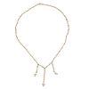 Collar con perlas en oro amarillo de 14k. Diseño con tres colgantes. 54 perlas cultivadas color gris de 3 mm a 6 mm. Peso: 7.8 g.