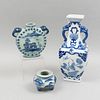 Florero, violetero y depósito. China, siglo XX. Elaborados en cerámica vidriada con motivos en azul cobalto. Piezas: 3