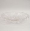 Platón. Francia, siglo XX. Elaborado en cristal Lalique. Decorado con acanalados y motivos vegetales. 35 cm de diámetro.