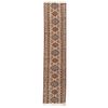 Tapete. Pakistán. Siglo XX. Estilo Boukhara. En fibras de lana y algodón. Decorado con elementos geométricos. 305 x 65 cm.