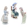 Lote de figuras decorativas. España, siglo XX. En porcelana Lladró y Nao: Niña con sombrero, niña sentada con flores. Piezas: 3