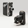Lote de 2 cámaras. Consta de Cámara fotográfica de fuelle Pocket Kodak. E.U.A., inicios siglo XX. Fabricada por Eastman Kodak. Otra.