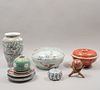 Lote de 11 piezas. China y Japón. Siglo XX. Uno estilo Familia rosa. En porcelana y cerámica.