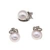 Juego de anillo y par de aretes con 3 medias perlas y diamantes en plata paladio. 3 medias perlas cultivadas color gris de 18 mm.
