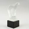 Figura de águila. Francia, siglo XX. Elaborada en cristal opaco Lalique con base de vidrio color negro y bordes biselados.