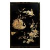Panel chino. Origen oriental. Siglo XX. En madera laqueada y concha nacar. Decorado con pavorreales. 92 x 61 cm