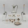 Lote de 9 piezas. Siglo XX. Elaboradas en cristal y metal. Consta de: jarra, encendedor, vaso, 2 licoreras y 4 ceniceros.