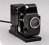 Proyector Leica. Alemania. Siglo XX. Elaborado en cristal y metal. Color negro.