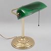 Lámpara de escritorio. Siglo XX. Estilo inglés. Elaborada en metal. Para una luz. Con pantalla color verde.