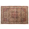 Tapete. Siglo XX. Estilo Mashad. Elaborado en fibras de lana y algodón sobre fondo beige con rojo.