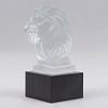Cabeza de león. Siglo XX. Elaborada en cristal opaco Lalique. Con base rectangular. 18 cm de altura.