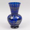 Florero. Siglo XX. Tipo Bohemia Elaborado en cristal de color azul. Decorado con elementos vegatales, florales, orgánicos.