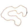Collar con perlas cultivadas y plata. 88 perlas cultivadas color crema de 7 mm. Broche de plata. Peso: 56.4 g.