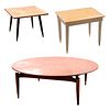 Lote de mesas de centro y banco Midcentury. Elaboradas en madera. Consta de: a) Mesa circular con soportes cónicos. Piezas: 3