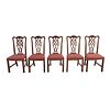 Lote de 5 sillas. Siglo XX. Estilo Jorge III. En talla de madera. Con respaldos semiabiertos y asientos en tapicería color bermellón.