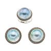 Anillo y par de aretes con medias perlas en plata .925 y plata paladio. 3 pedias perlas cultivadas de 17 mm. Talla: 6. Peso: 24.7 g