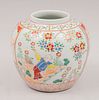 Jarrón. China, siglo XX. Elaborados en porcelana acabado brillante. Decorados con escenas orientales, elementos vegetales y florales.