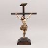 Cristo en la cruz. Siglo XX. Cristo en pasta policromada en cruz latina de madera. 33 x 21 cm