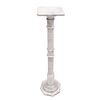 Pedestal. Diseño a manera de columna toscana. En talla de mármol blanco. Con fuste anillado, basa octagonal y capitel cuadrangular.