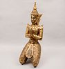 Príncipe Siddharta Gautama (Buda) en oración. Tailandia. Siglo XX. En talla de madera. Decorado con esmalte dorado y relieves.