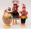 Lote de 3 artesanías peruanas. S XX. En textil, material orgánico y cerámica. Dos ataviados con vestimentas típicas de la región.