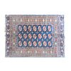 Tapete. Siglo XX. Estilo Boukhara. Elaborado en fibras de lana. Decorado con elementos geométricos y florales. 225 x 165 cm
