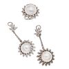 Anillo y par de aretes con medias perlas y diamantes en plata paladio. 3 medias perlas cultivadas de 15 mm. 108 diamantes. Talla: 5