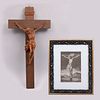 Lote de gobelino y Cristo en la Cruz. Alemania, siglo XX. Gobelino: Elaborado en textil a máquina y talla en madera. Piezas: 2.
