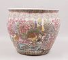 Pecera. China. Siglo XX. Estilo cantonés. Elaborada en cerámica policromada. Decorada con elementos florales, vegetales, peces y aves.