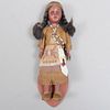 Muñeca CARSON DOLL. Siglo XX. Elaborada en material sintético y textil Ataviada con vestimenta nativa americana.