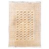 Tapete. Siglo XX. Estilo Bokhara. Elaborado en fibras de lana y algodón. Decorado con motivos geométricos sobre fondo beige.